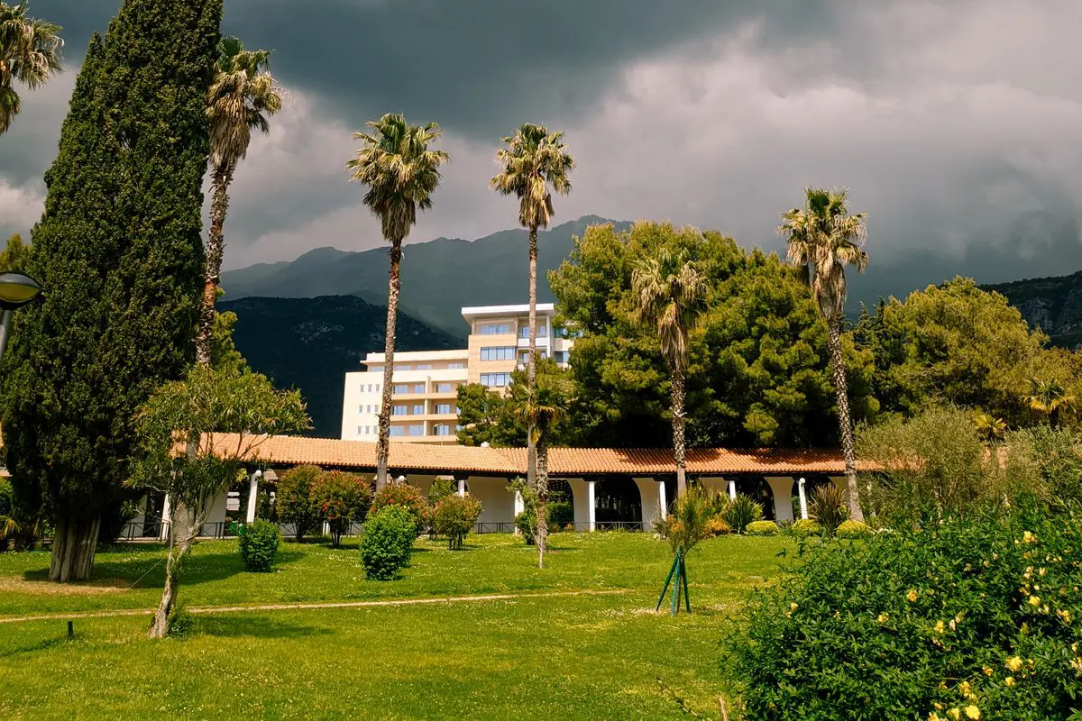 Modern 2br Apartment in The Crown - Palm Hills, view 1